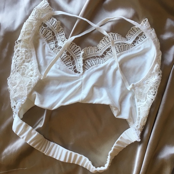 Crisscross strap Lace Bralette - Picture 2 of 5